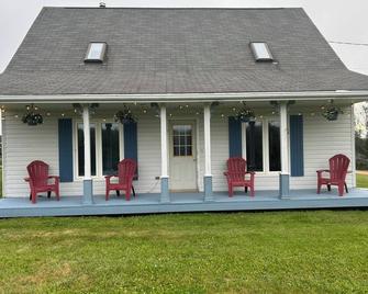 Close to Beach and Town of Souris. Quaint cottage with lovely log cabin feel. - Souris - Patio