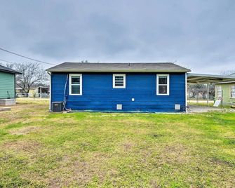 Lake Granbury Getaway ~ 1 Block to Waterfront - Granbury - Building