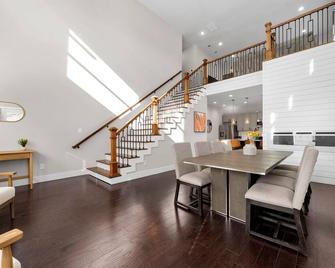 Family Friendly New Luxury Home Centrally located - Atlanta - Dining room