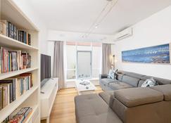 Gorgeous Relaxed Beach Unit - St Kilda - Living room