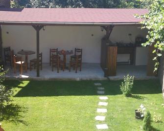 أفيل جيست هاوس - صوفيا - شرفة مرصوفة