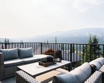 New! Luxury, Top Floor, Ski in/Ski Out, Private Hot Tub and Mountain Views - Sun Peaks - Balcony