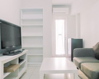 Clean 2BR Apartment at 12th Floor Springlake Summarecon Bekasi By Travelio - Bekasi - Living room