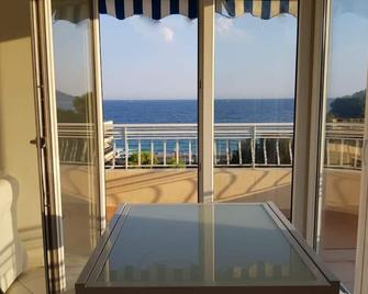 C060-Bel Appartement avec Vue Mer - Picaud - كان - شرفة