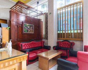 Homestay Gayatri Sawojajar near Univ Negeri Malang Kampus 2 Mitra RedDoorz - Malang - Lounge