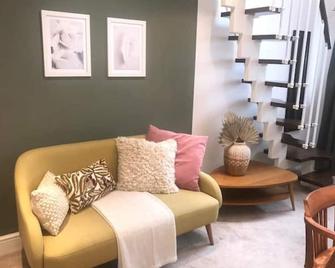 En-suite with double bed on mezzanine and desk in family home - Hertford - Living room