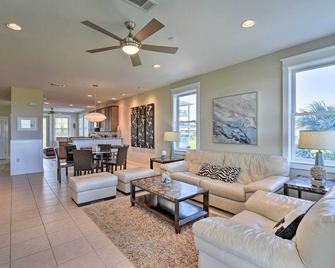 Gulf View and Beach Access Galveston Resort Condo! - Galveston - Sala de estar
