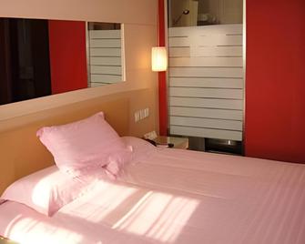 Super 8 by Wyndham Zhenjiang Jiangsu University Xue Fu Lu - Zhenjiang - Bedroom