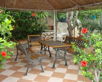 Holiday home for 5 people, 200 meters from the sea and free wi-fi - Sciacca - Innenhof