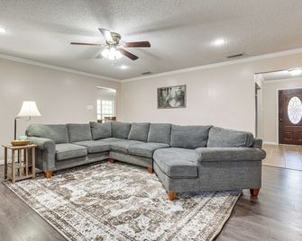 Tranquil Coden Retreat: 10 Mi to Dauphin Island! - Theodore - Living room