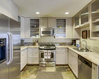 Book This Amazing Oceanfront Condo Right In Mission Beach!!! Great Ammenties. - San Diego - Kitchen