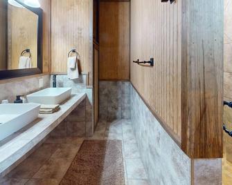 VIP Cabin B with Lake Views and Private Lake Access with Dock - Ingram