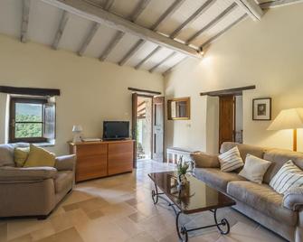 Beautiful farmhouse + pool, a glorious setting in hills behind Lake Trasimeno - Lisciano Niccone - Sala de estar