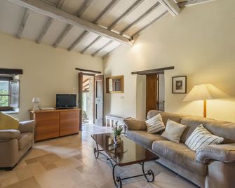 Beautiful farmhouse + pool, a glorious setting in hills behind Lake Trasimeno - Lisciano Niccone - Sala de estar