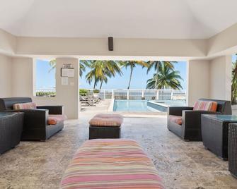 Beachfront 7th floor unit at Mar Azul - Aguada