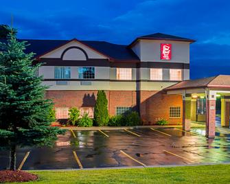 Red Roof Inn & Suites Lake Orion / Auburn Hills - Lake Orion - Building