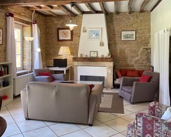 Cozy home in St. Jean Aux Amognes - Sury - Sala de estar
