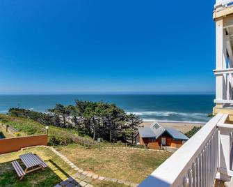 Lower-Level, Dog-Friendly Studio with Ocean Views & Free WiFi - Walk to Beach - Lincoln City - Balcón