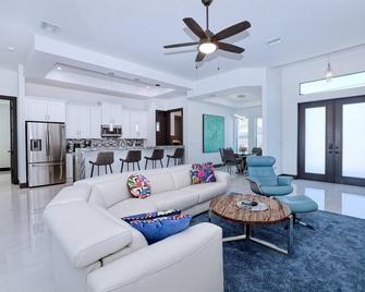 New listing - Amazing new 3beds/3baths Gulf access villa w. heated pool and outdoor kitchen! - Matlacha - Living room