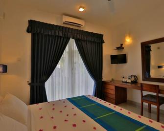The Blue Wave Hotel - Arugam - Bedroom