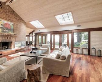 LX 57: Weathertop Rustic Ranch in Carmel With Luxury Amenities - Carmel-by-the-Sea - Living room