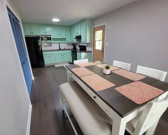 Whole House - 3 Bedroom - Washington