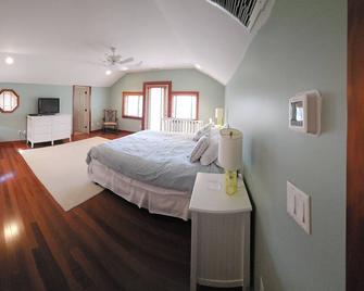 Menemsha Home Fully Renovated w/ Amazing Waterview's of Vineyard Sound - Chilmark - Bedroom