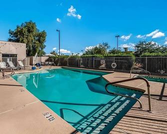 Affordability Meets Comfort at Red Lion Inn Goodyear Phoenix! Free Parking - Goodyear - Piscina