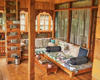 A secluded Private Castle with the Balcony of Dreams in the middle of a forest! - Naggar - Living room
