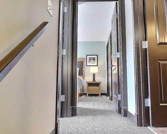 Beautiful South Facing 2bd/2bth Condo with Hot Tub and Gorgeous Mountain Views! - Dead Man's Flats