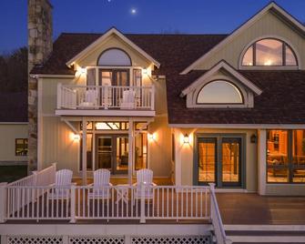 Private Indoor Heated Pool + Hot Tub + Fire Pit + Pond, on 35 Acres - sleeps 20 - Hoosick Falls - Building