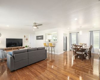New, Safe, Perfect 3B/2Bth for Bus & Fun - Fresno - Living room