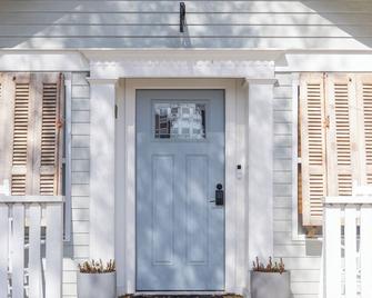 Charming La Grange Escape Sleeps 17 | Next to Ice Plant Wedding Venue - La Grange