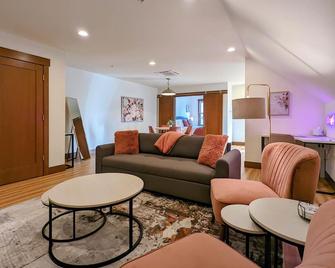 Newberg Wine Country Suites: Rose Room - Sophisticated, Playful, Designer Suite - Newberg - Living room