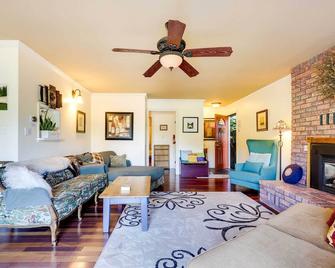 Tasteful Home with Stunning River and Valley View - Monte Rio - Living room