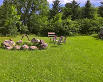 2 bed, 2 bath home on 5 acres with a garage, saltwater pool, firepit, and more! - Beaver Dam - Patio