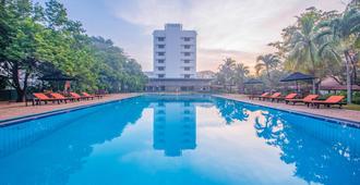 可倫坡機場花園蓋特威酒店 - 內岡坡 - 甘帕哈 - 游泳池