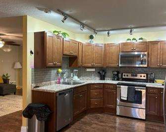 The Hive.. lots of activities within walking distance- - Lawrenceburg - Kitchen