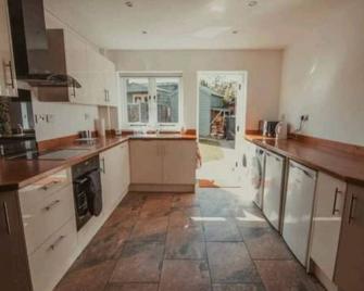 Charming 2 Bedroom Cottage mid town on quiet road - Sudbury - Kitchen