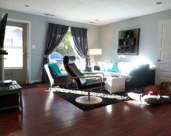 Recently Renovated, New Front Porch And Walk-Able To The Town Of Black Mountain - Black Mountain - Wohnzimmer