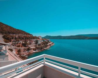 Villa With Garage And Private Beach - Neum - Balkon