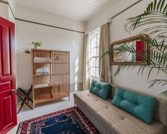 Gumruk Otel Urla - Urla - Oturma odası