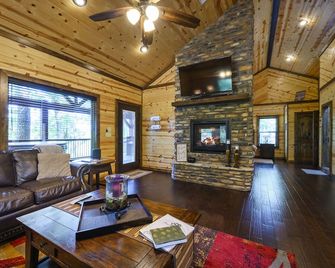 Just The Two of Us River Front Luxury Cabin -Private/Romantic/Hot Tub/Kayak/Fish - Smithville - Living room