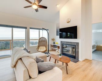 Lovely Rockaway Beach Home w/ Pacific Ocean Views! - Rockaway Beach - Living room