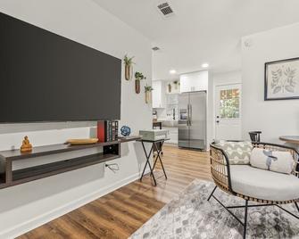 Midtown Cozy 3br Free Parking Near Fsu, Dt - Tallahassee - Living room