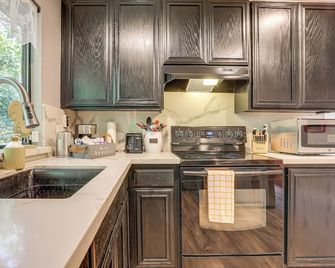 Downtown Fair Oaks Home about 15 Mi to Sacramento! - Fair Oaks - Cocina