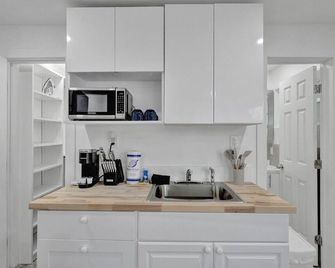 Coastal Charm Studio Retreat in Pompano - Pompano Beach - Kitchen