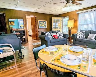 Sixties Nostalgia - Rhele's Roost at Silver Lake Dunes - Silver Lake - Restaurante