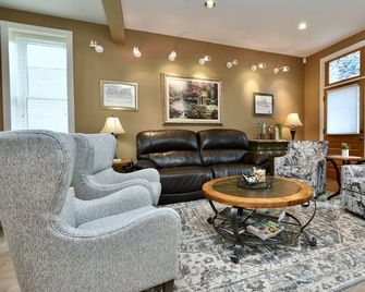 Charming Brick Farmhouse With A Touch Of Elegance. -Winona - Winona - Soggiorno