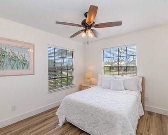 Melbourne Beach 4/3 Home steps to Beach w/Jacuzzi - Melbourne Beach - Bedroom